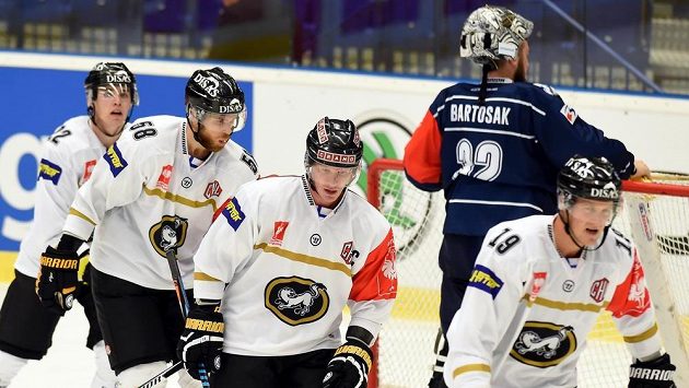 Hokejisté Oulu se radují z gólu do sítě Vítkovic. Zleva Taneli Ronkainen, Jani Hakanpaa a Mika Pyörälä z Kärpät Oulu, Patrik Bartošák z Vítkovic a Mikko Lehtonen z Kärpät Oulu. Hokejisté Oulu se radují z gólu do sítě Vítkovic. Zleva Taneli Ronkainen, Jani Hakanpaa a Mika Pyörälä z Kärpät Oulu, Patrik Bartošák z Vítkovic a Mikko Lehtonen z Kärpät Oulu.