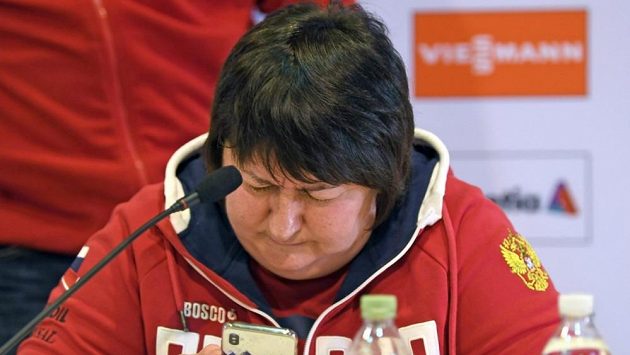 Šéfka ruského lyžování Jelena Vjalbeová se tvrdě opřela do svých svěřenkyň. Šéfka ruského lyžování Jelena Vjalbeová se tvrdě opřela do svých svěřenkyň.
