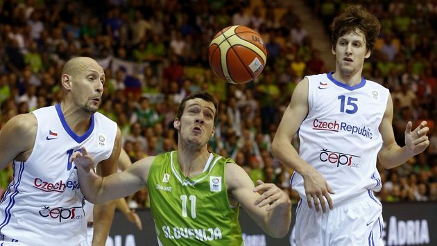 Jan Veselý (vpravo) a Luboš Bartoň (vlevo) brání Slovince Gorana Dragiče. Jan Veselý (vpravo) a Luboš Bartoň (vlevo) brání Slovince Gorana Dragiče.