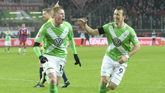 Záložník Wolfsburgu Kevin De Bruyne (vlevo) slaví se spoluhráčem Ivanem Perišičem gól proti Bayernu v utkání 18. kola bundesligy. Záložník Wolfsburgu Kevin De Bruyne (vlevo) slaví se spoluhráčem Ivanem Perišičem gól proti Bayernu v utkání 18. kola bundesligy.