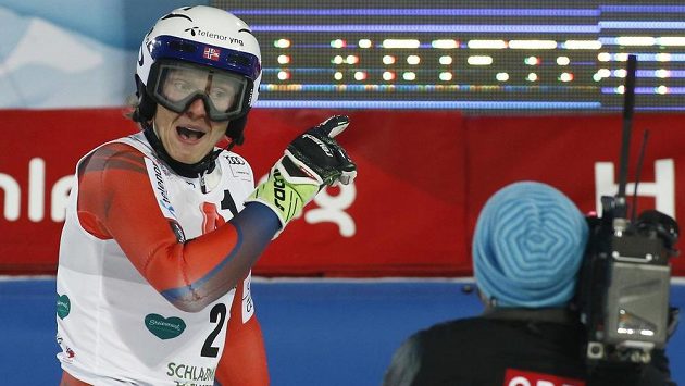 Henrik Kristoffersen se po závodě rozčiloval, že na něj během jízdy létaly sněhové koule. Henrik Kristoffersen se po závodě rozčiloval, že na něj během jízdy létaly sněhové koule.