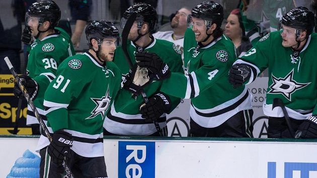 Centr Dallasu Tyler Seguin (91) slaví se svými spoluhráči jednu ze tří tref v utkání proti Vancouveru. Centr Dallasu Tyler Seguin (91) slaví se svými spoluhráči jednu ze tří tref v utkání proti Vancouveru.