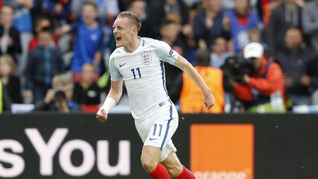 Angličan Jamie Vardy se raduje z vyrovnávacího gólu proti Walesu. Angličan Jamie Vardy se raduje z vyrovnávacího gólu proti Walesu.