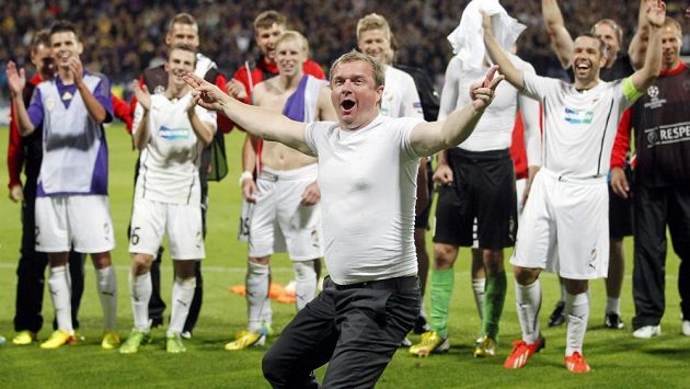 Trenér Pavel Vrba slaví už druhý postup Viktorie Plzeň do základní skupiny Ligy mistrů. Trenér Pavel Vrba slaví už druhý postup Viktorie Plzeň do základní skupiny Ligy mistrů.