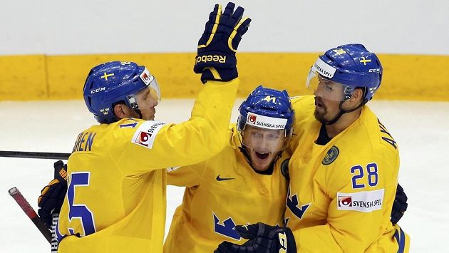 Švédský útočník Gustav Nyquist (uprostřed) slaví se spoluhráči gól proti Slovensku. Švédský útočník Gustav Nyquist (uprostřed) slaví se spoluhráči gól proti Slovensku.