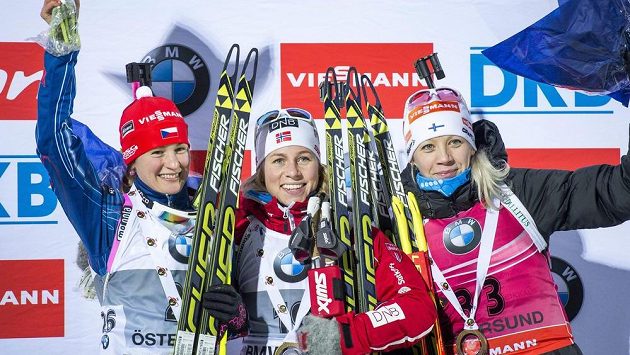 Biatlonistky zleva Veronika Vítková, vítězka Tiril Eckhoffová z Norska a Finka Kaisa Mäkäräinenová po sobotním sprintu ve švédském Östersundu. Biatlonistky zleva Veronika Vítková, vítězka Tiril Eckhoffová z Norska a Finka Kaisa Mäkäräinenová po sobotním sprintu ve švédském Östersundu.