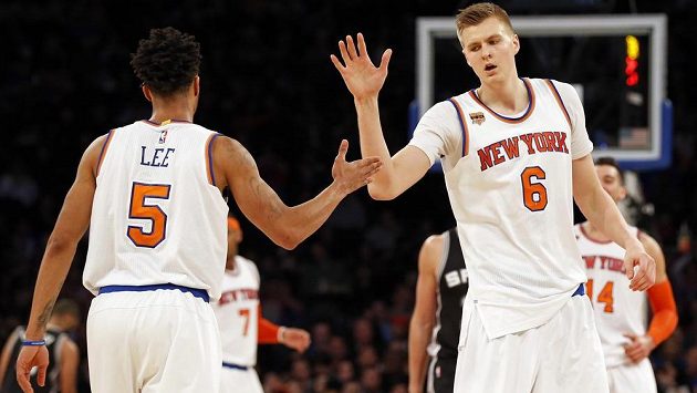 Baksetbalisté New Yorku Knicks Kristaps Porzingis (6) a Courtney Lee (5) si plácají po úspěšné akci v zápase proti San Antoniu. Baksetbalisté New Yorku Knicks Kristaps Porzingis (6) a Courtney Lee (5) si plácají po úspěšné akci v zápase proti San Antoniu.