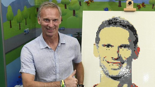 Bývalý hokejový brankář Dominik Hašek v pražském Muzeu Lega pózuje u svého portrétu sestaveného z kostek stavebnice. Bývalý hokejový brankář Dominik Hašek v pražském Muzeu Lega pózuje u svého portrétu sestaveného z kostek stavebnice.