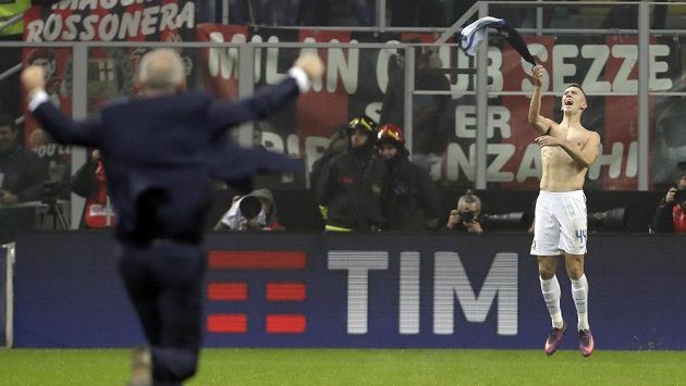 K radujícímu se střelci Ivanovi Perišičovi (vpravo) běží trenér Interu Stefano Pioli. K radujícímu se střelci Ivanovi Perišičovi (vpravo) běží trenér Interu Stefano Pioli.