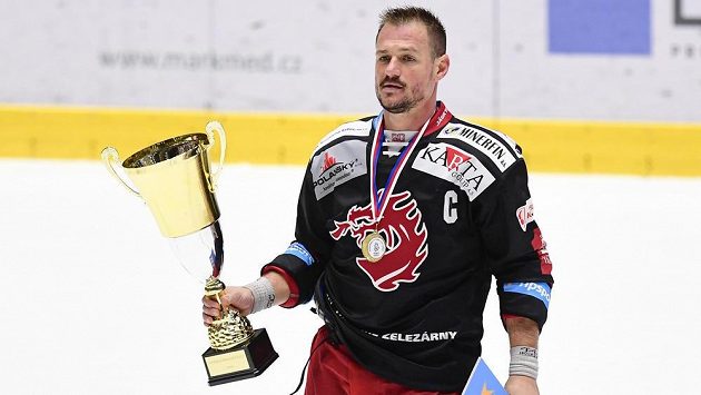 Vladimír Dravecký z Třince s pohárem pro vítěze Generali Česká Cup. Vladimír Dravecký z Třince s pohárem pro vítěze Generali Česká Cup.
