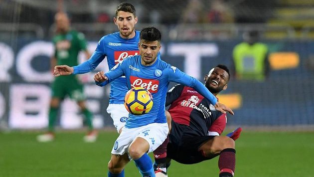 Neapolský Lorenzo Insigne v souboji s Joao Pedrem (vpravo) z Cagliari. REUTERS/Alberto Lingria Neapolský Lorenzo Insigne v souboji s Joao Pedrem (vpravo) z Cagliari. REUTERS/Alberto Lingria