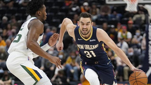 Český basketbalista Tomáš Satoranský poprvé v přípravě na novou sezonu NBA nastoupil v základní sestavě New Orleans. Český basketbalista Tomáš Satoranský poprvé v přípravě na novou sezonu NBA nastoupil v základní sestavě New Orleans.