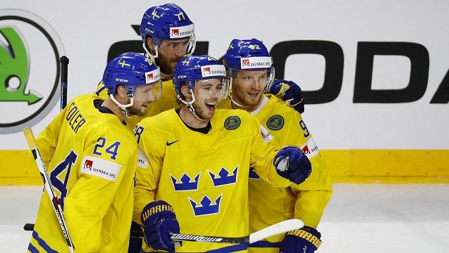 Švéd Elias Lindholm se raduje se spoluhráči z gólu proti Lotyšsku. Švéd Elias Lindholm se raduje se spoluhráči z gólu proti Lotyšsku.