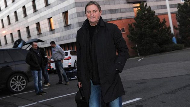 Trenér Alois Hadamczik přichází na sraz české hokejové reprezentace. Trenér Alois Hadamczik přichází na sraz české hokejové reprezentace.