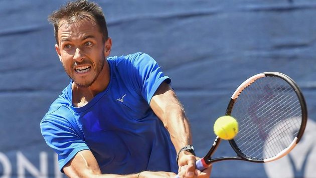 Lukáš Rosol z ČR v zápase proti Norbertu Gombosovi ze Slovenska. Lukáš Rosol z ČR v zápase proti Norbertu Gombosovi ze Slovenska.