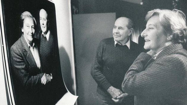 Dana a Emil Zátopkovi před svojí fotografií Dana a Emil Zátopkovi před svojí fotografií