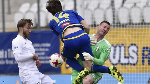 Zleva Jan Hošek z Karviné, Michael Rabušic z Jihlavy a karvinský brankář Jan Laštůvka. Zleva Jan Hošek z Karviné, Michael Rabušic z Jihlavy a karvinský brankář Jan Laštůvka.