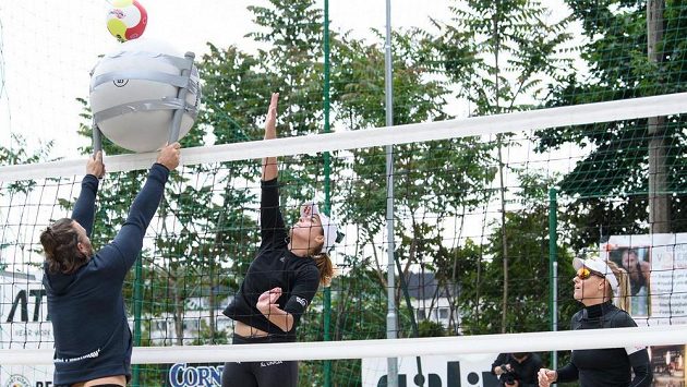 Beachvolejbalistky Markéta Nausch Sluková (vlevo) a Barbora Hermannová si dnes na ME kvůli rozmarům počasí nezahrají. Beachvolejbalistky Markéta Nausch Sluková (vlevo) a Barbora Hermannová si dnes na ME kvůli rozmarům počasí nezahrají.