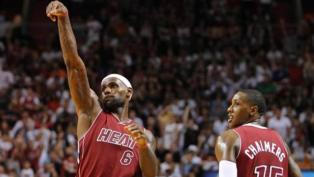 Basketbalisté Miami LeBron James (6) a Mario Chalmers se radují z výhry nad Atlantou Hawks. Basketbalisté Miami LeBron James (6) a Mario Chalmers se radují z výhry nad Atlantou Hawks.