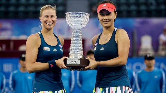 Andrea Hlaváčková a Pcheng Šuaj s trofejí pro vítězky turnaje v Šen-čenu. Andrea Hlaváčková a Pcheng Šuaj s trofejí pro vítězky turnaje v Šen-čenu.