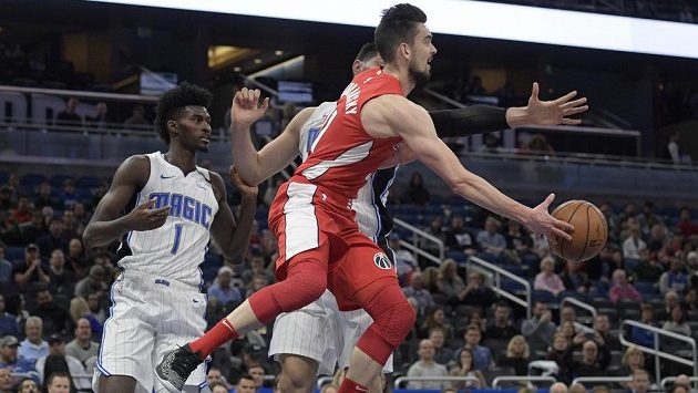 Basketbalista Tomáš Satoranský z Washingtonu přihrává v utkání s Orlandem. Basketbalista Tomáš Satoranský z Washingtonu přihrává v utkání s Orlandem.