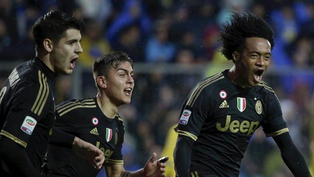 Juan Cuadrado (vpravo) se raduje se spoluhráči z Juventusu z gólu. Juan Cuadrado (vpravo) se raduje se spoluhráči z Juventusu z gólu.