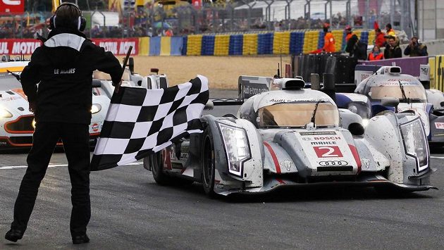 Dán Tom Kristensen v Audi R18E E-Tron Quattro během 24 hodi Le Mans Dán Tom Kristensen v Audi R18E E-Tron Quattro během 24 hodi Le Mans
