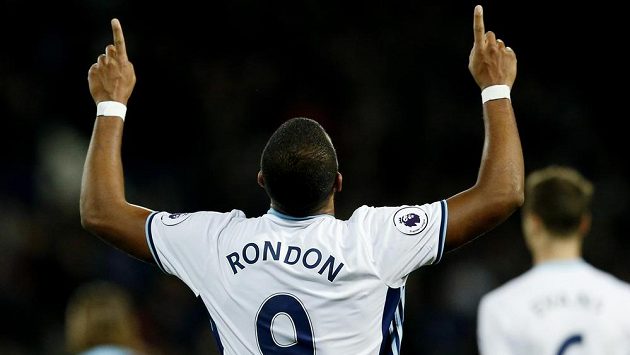 Salomon Rondon z týmu West Bromwich Albion slaví gól proti Burnley. Salomon Rondon z týmu West Bromwich Albion slaví gól proti Burnley.