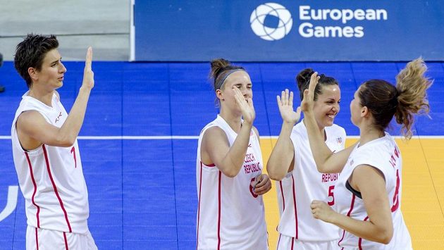 České basketbalistky (zleva) Romana Stehlíková, Kateřina Zavázalová, Veronika Vlková a Tereza Vorlová v zápase proti Turecku. České basketbalistky (zleva) Romana Stehlíková, Kateřina Zavázalová, Veronika Vlková a Tereza Vorlová v zápase proti Turecku.
