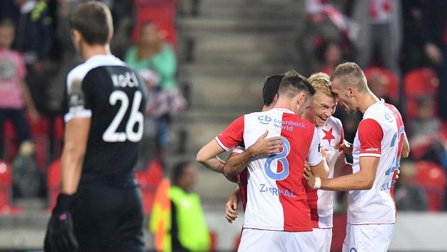 Fotbalisté Slavie sice v Edenu rychle přišli o náskok. Ještě do přestávky duelu s Příbramí však šli znovu do vedení a opět měli důvod k radosti. Fotbalisté Slavie sice v Edenu rychle přišli o náskok. Ještě do přestávky duelu s Příbramí však šli znovu do vedení a opět měli důvod k radosti.