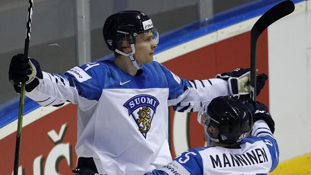 Fin Kaapo Kakko a Sakari Manninen se radují po jednom z gólů proti Slovákům. Fin Kaapo Kakko a Sakari Manninen se radují po jednom z gólů proti Slovákům.