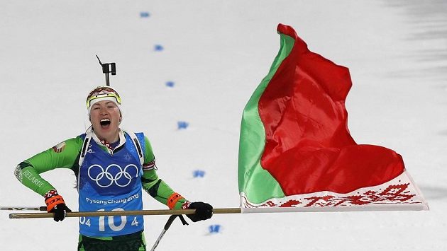 Darja Domračevová z Běloruska si jede pro první místo ve štafetě. Darja Domračevová z Běloruska si jede pro první místo ve štafetě.