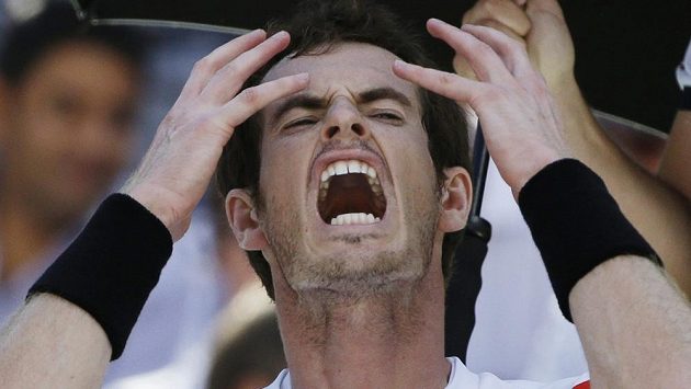 Rozčilený Andy Murray po prohře se Švýcarem Wawrinkou. Rozčilený Andy Murray po prohře se Švýcarem Wawrinkou.