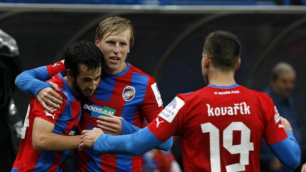 Zleva David Štípek, František Rajtoral a Jan Kovařík z Plzně se radují z gólu. Zleva David Štípek, František Rajtoral a Jan Kovařík z Plzně se radují z gólu.