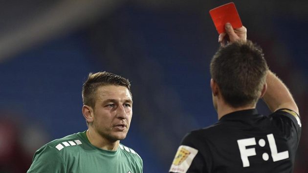 Rozhodčí Ondřej Pechanec vylučuje jabloneckého Jana Kroba. Rozhodčí Ondřej Pechanec vylučuje jabloneckého Jana Kroba.