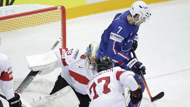 Švýcarský gólman Leonardo Genomi(vlevo) vytlačuje Francouze Yoricka Treilleho z brankoviště v utkání MS skupiny A v Praze. Švýcarský gólman Leonardo Genomi(vlevo) vytlačuje Francouze Yoricka Treilleho z brankoviště v utkání MS skupiny A v Praze.