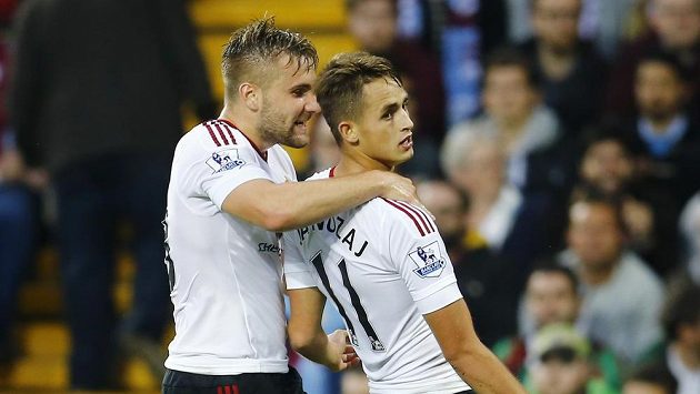 Adnan Januzaj (vpravo) z Manchesteru United jásá s Lukem Shawem po gólu proti Aston Ville. Adnan Januzaj (vpravo) z Manchesteru United jásá s Lukem Shawem po gólu proti Aston Ville.