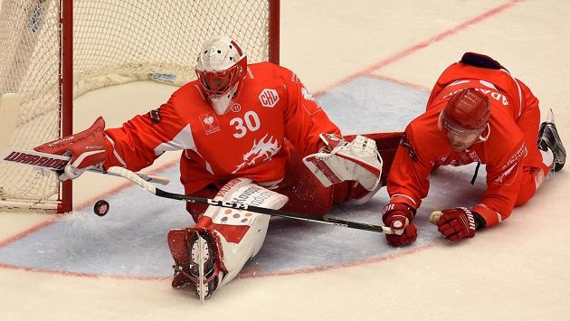 Zleva brankář Šimon Hrubec a Martin Adamský z Třince při utkání s Brynäs. Zleva brankář Šimon Hrubec a Martin Adamský z Třince při utkání s Brynäs.