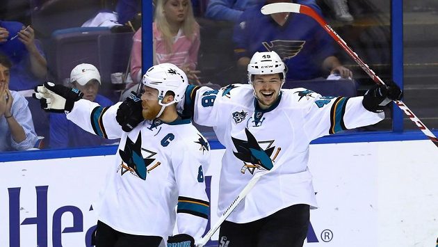 Tomáš Hertl (vpravo) a kapitán San Jose Joe Pavelski slaví vítězný gól v pátém finále Západní konference NHL na ledě St. Louis. Tomáš Hertl (vpravo) a kapitán San Jose Joe Pavelski slaví vítězný gól v pátém finále Západní konference NHL na ledě St. Louis.
