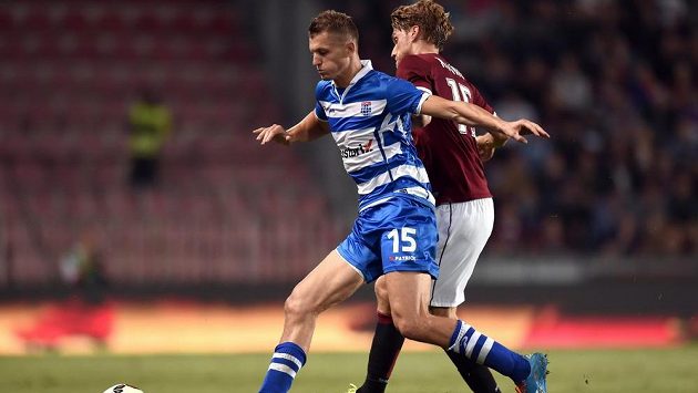 Útočník Zwolle Tomáš Necid (vlevo) a obránce Sparty Radoslav Kováč během odvetného utkání play off Evropské ligy. Útočník Zwolle Tomáš Necid (vlevo) a obránce Sparty Radoslav Kováč během odvetného utkání play off Evropské ligy.