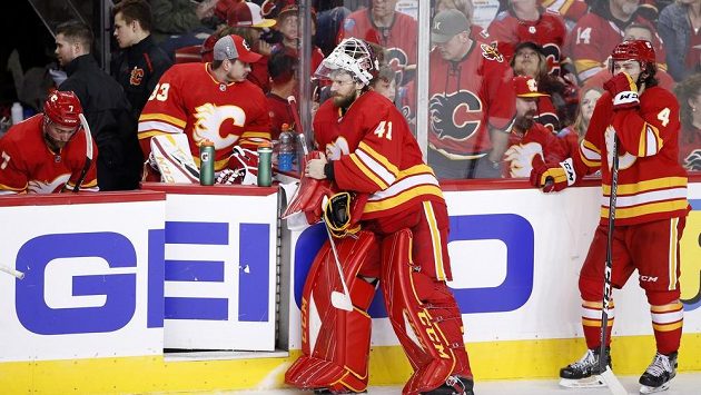 Brankář Calgary Flames Mike Smith (41) opřený o mantinel, za ním sedí jeho náhradník David Rittich během utkání play off proti Coloradu. Brankář Calgary Flames Mike Smith (41) opřený o mantinel, za ním sedí jeho náhradník David Rittich během utkání play off proti Coloradu.