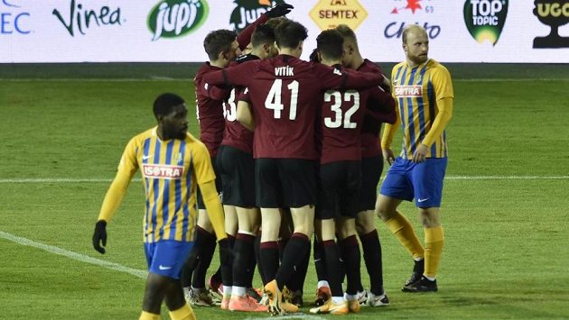 Fotbalisté Sparty se radují z gólu. Fotbalisté Sparty se radují z gólu.