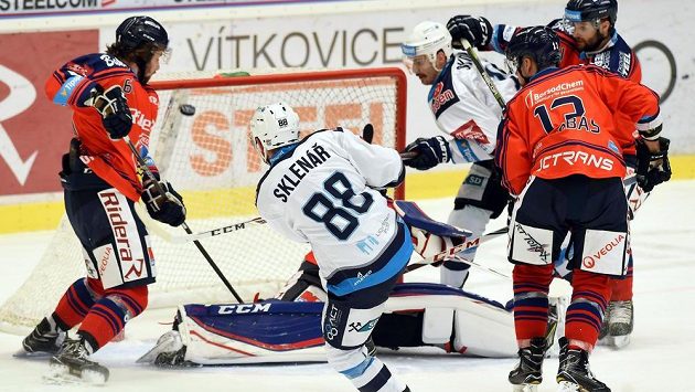 Chomutovský Jakub Sklenář střílí vyrovnávací gól v utkání s Vítkovicemi. Chomutovský Jakub Sklenář střílí vyrovnávací gól v utkání s Vítkovicemi.