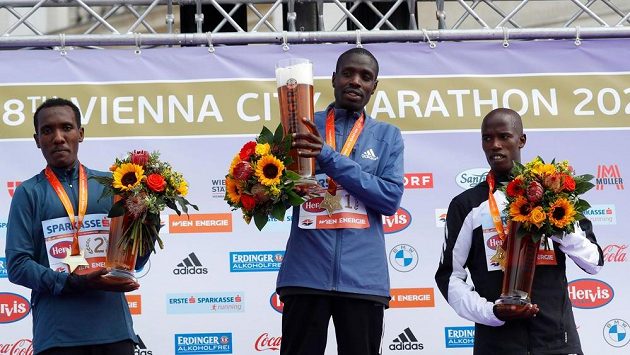 Etiopský běžec Derara Hurisa přišel kvůli neregulérním botám o vítězství ve Vídeňském maratonu. Po závodě byl diskvalifikován. Vítězství spojené s prémií 15.000 eur připadlo Keňanovi Leonardu Langatovi, který doběhl v čase 2:09:25 tři sekundy za Hurisou. Etiopský běžec Derara Hurisa přišel kvůli neregulérním botám o vítězství ve Vídeňském maratonu. Po závodě byl diskvalifikován. Vítězství spojené s prémií 15.000 eur připadlo Keňanovi Leonardu Langatovi, který doběhl v čase 2:09:25 tři sekundy za Hurisou.