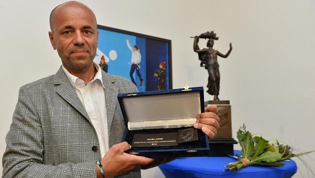 Horolezec Radek Jaroš s vyznamenáním Českého olympijského výboru, Cenou Jiřího Gutha-Jarkovského za rok 2014. Horolezec Radek Jaroš s vyznamenáním Českého olympijského výboru, Cenou Jiřího Gutha-Jarkovského za rok 2014.