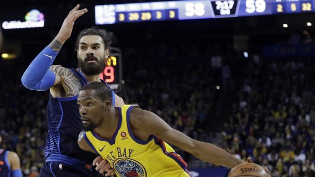 Kevin Durant (vpravo) obchází Stevena Adamse během zápasu NBA mezi Golden State a Oklahomou. Kevin Durant (vpravo) obchází Stevena Adamse během zápasu NBA mezi Golden State a Oklahomou.