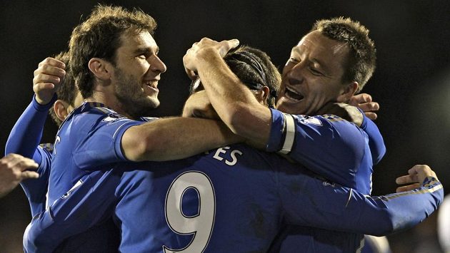 Fotbalisté Chelsea Fernando Torres (uprostřed), Branislav Ivanovic (vlevo) a John Terry se radují z gólu proti Fulhamu. Fotbalisté Chelsea Fernando Torres (uprostřed), Branislav Ivanovic (vlevo) a John Terry se radují z gólu proti Fulhamu.