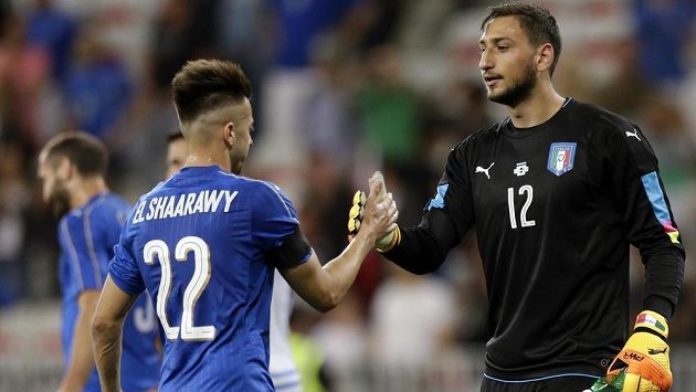 Italský brankář Gianluigi Donnarumma oslavuje se spoluhráčem Stephanem El Shaarawym výhru Italský brankář Gianluigi Donnarumma oslavuje se spoluhráčem Stephanem El Shaarawym výhru