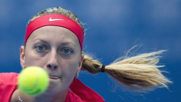 Petra Kvitová a její soustředěný pohled v semifinále turnaje v Pekingu. Petra Kvitová a její soustředěný pohled v semifinále turnaje v Pekingu.