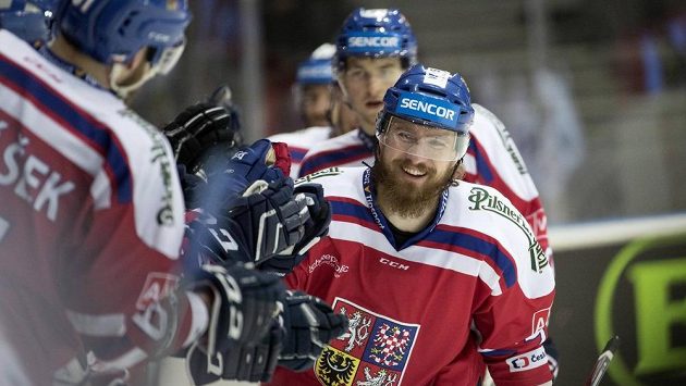 ČEský hokejista Lukáš Kašpar se raduje se svými spoluhráči z gólu proti Finům. ČEský hokejista Lukáš Kašpar se raduje se svými spoluhráči z gólu proti Finům.